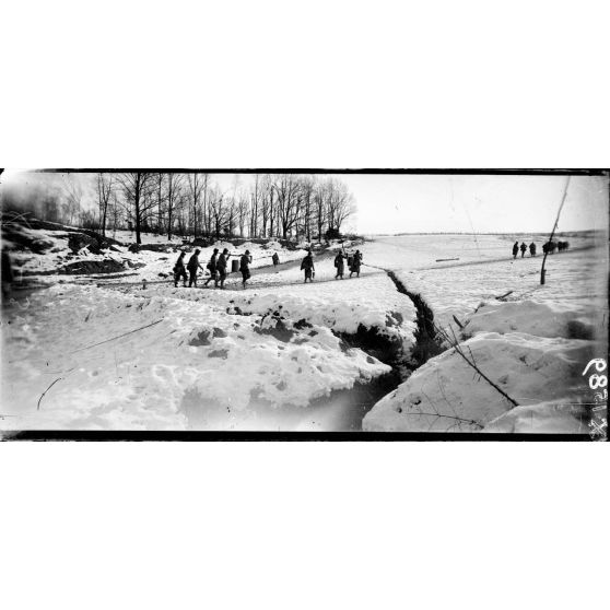 Près de Tracy-le-Val (Oise). Soldats portant la soupe aux premières lignes. [légende d'origine]