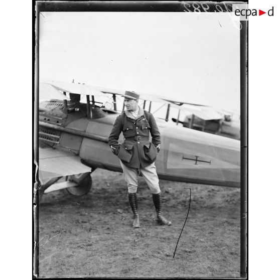 Manoncourt-en-Vermois, portrait du lieutenant Boyau devant son SPAD XIII. [légende d'origine]