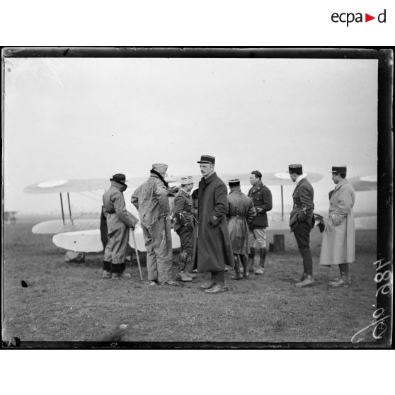 Manoncourt-en-Vermois, briefing de la patrouille par le lieutenant Boyau. [légende d'origine]