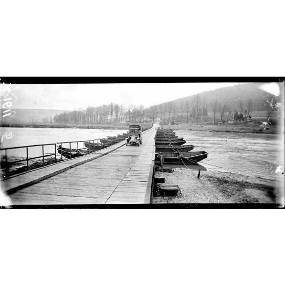 Près de Custines (Meurthe-et-Moselle). Pont de bâteaux sur la Moselle. [légende d'origine]