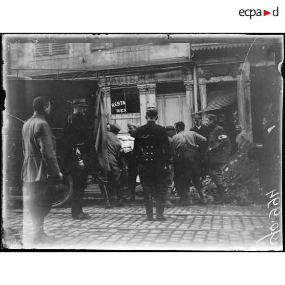 Nancy, enlèvement des corps des victimes du bombardement rue Saint-Jean. [légende d'origine]