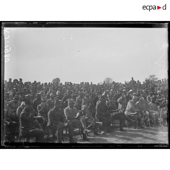 Région du Bas Vardar. Gondoular. Les spectateurs : au 1er plan, général Sarrail et officiers français et serbes. [légende d'origine]