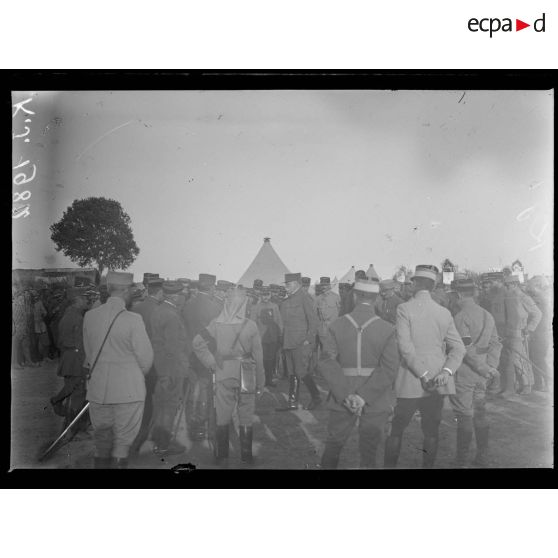 Région du Bas Vardour. Gondoular. Les officiers formant cercle autour du général Sarrail. [légende d'origine]