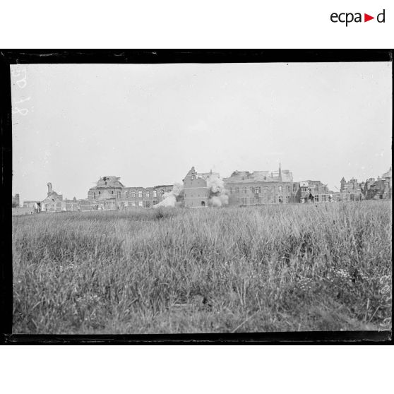 Ypres, le bombardement de l'asile. [légende d'origine]