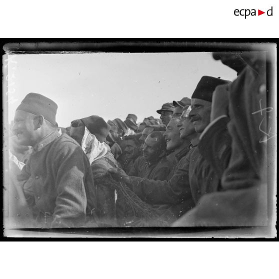 Région du Bas-Vardar. Gondoular. Fête du 2e régiment de zouaves. Les spectateurs. [légende d'origine]