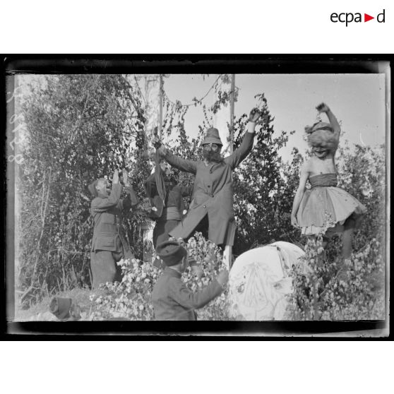 Région du Bas-Vardar. Gondoular. Fête du 2e régiment de zouaves. [légende d'origine]