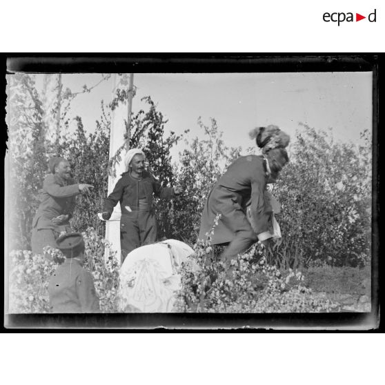 Région du Bas-Vardar. Gondoular. Fête du 2e régiment de zouaves. [légende d'origine]