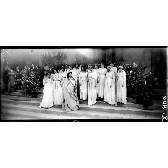 A Paris, au Trocadéro, la fête de l'Amérique latine, les artistes. [légende d'origine]