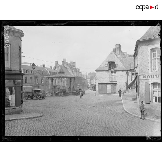 Cassel, la Grand-Place, côté du kiosque de la musique. [légende d'origine]