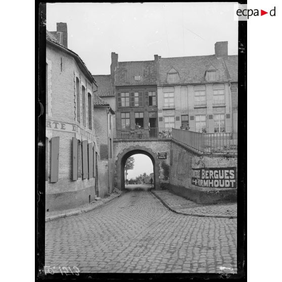 Cassel, la porte de Bergues. [légende d'origine]