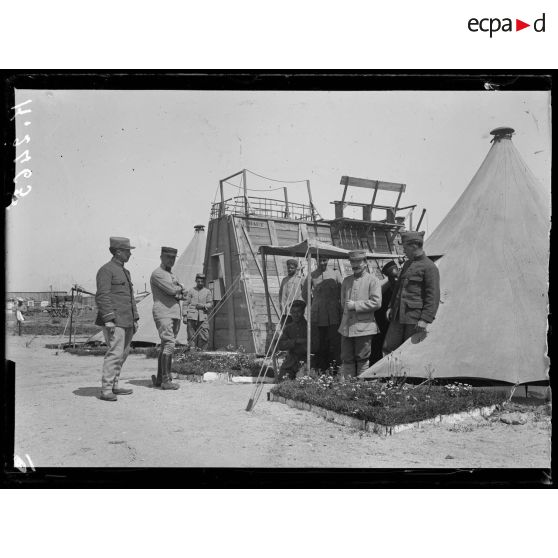 Salonique. Parc d'aviation. Les officiers de la compagnie de garde. [légende d'origine]