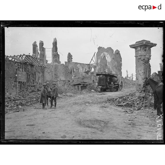 La Motte-en-Santerre, le village le jour de sa reprise par les Australiens. L'église. [légende d'origine]