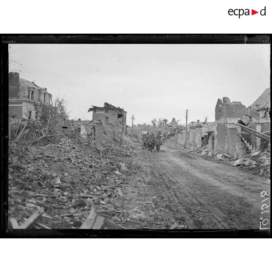 La Motte-en-Santerre, le village le jour de sa reprise par les Australiens. L'église. [légende d'origine]