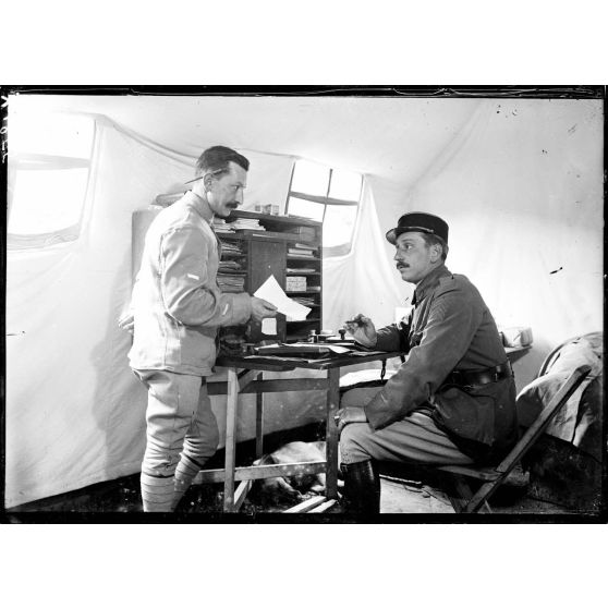 A Rexpoëde (Nord), le lieutenant Randouin, chef du service automobile, est à l'intérieur d'une tente Dickson. [légende d'origine]