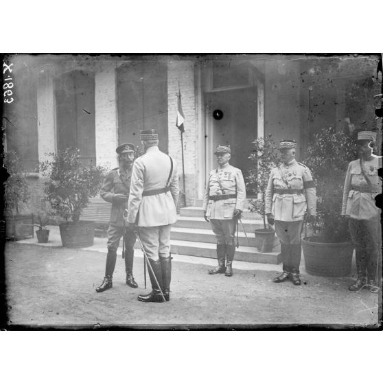 A Rexpoëde (Nord), les généraux Lacapelle commandant le 1er corps et Nollet commandant le 36e corps. [légende d'origine]