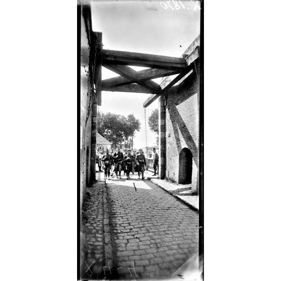 Bergues (Nord), soldats belges entrant dans la ville. [légende d'origine]