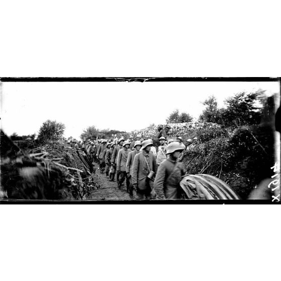 Ferme Raymond (frontière belge), les prisonniers dirigés sur l'arrière. [légende d'origine]