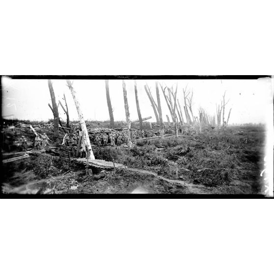 Le long du canal de l'Yser pendant l'attaque. [légende d'origine]