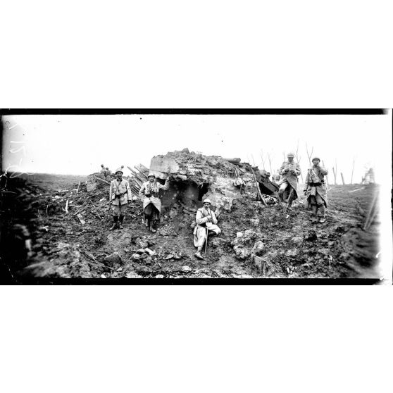 Près du canal de Furnes à Ypres, blockhaus détruit. [légende d'origine]