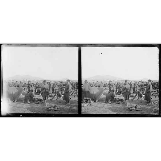 Salonique. Le 2e régiment de zouaves dresse ses tentes sur le camp d'aviation. [légende d'origine]