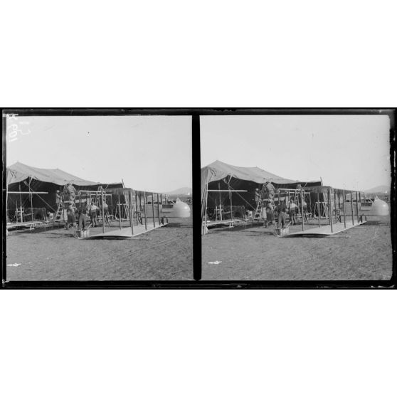 Salonique. Camp d'aviation, montage d'un avion. [légende d'origine]