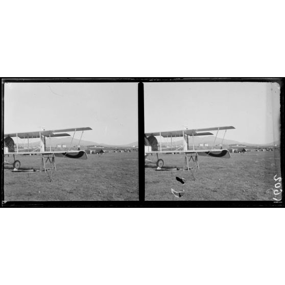 Salonique. Camp d'aviation. Appareil Voisin en partie démonté. Derrière camp français, au fond camp grec. [légende d'origine]