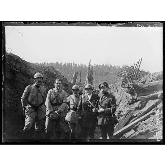 A L'Hartmannswillerkopf, les correspondants de guerre et le lieutenant Grappe. [légende d'origine]