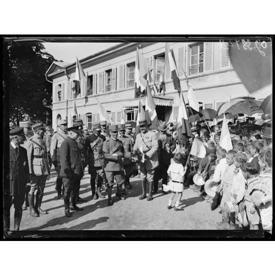 Masevaux (Alsace), le roi d'Italie au milieu de la foule. [légende d'origine]