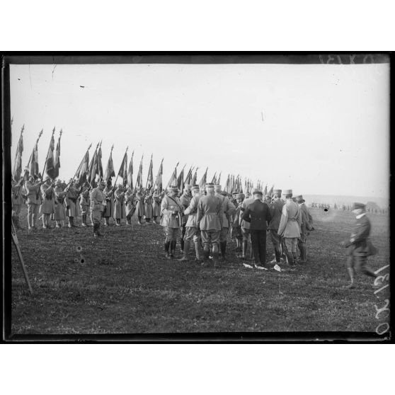 Souilly (Meuse), revue en présence du roi d'Italie. Le roi et les officiers généraux. [légende d'origine]