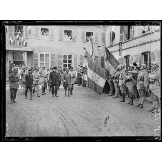 Masevaux (Alsace), le roi d'Italie passe devant les drapeaux. [légende d'origine]