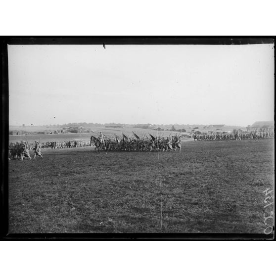 Souilly (Meuse), revue en présence du roi d'Italie. Le défilé des troupes. [légende d'origine]