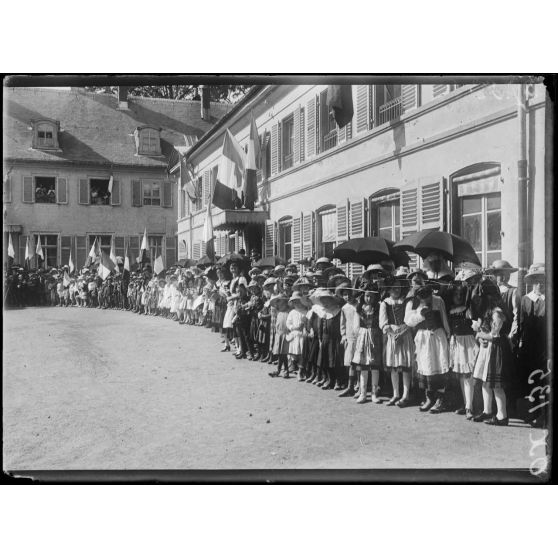 Masevaux (Alsace), visite du roi d'Italie, les enfants attendant le roi. [légende d'origine]