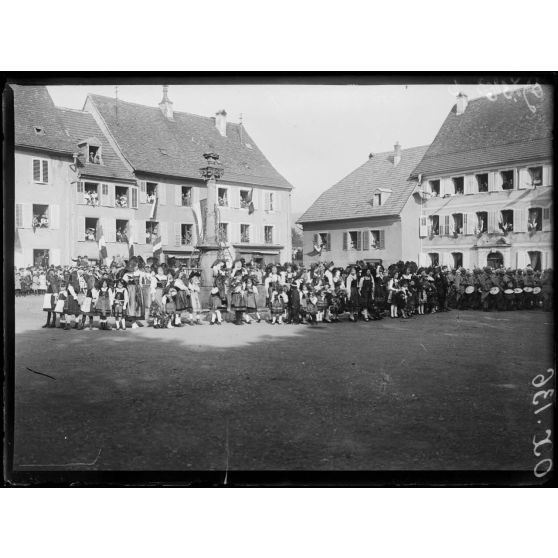 Masevaux (Alsace),, visite du roi d'Italie, les enfants attendent le roi. [légende d'origine]