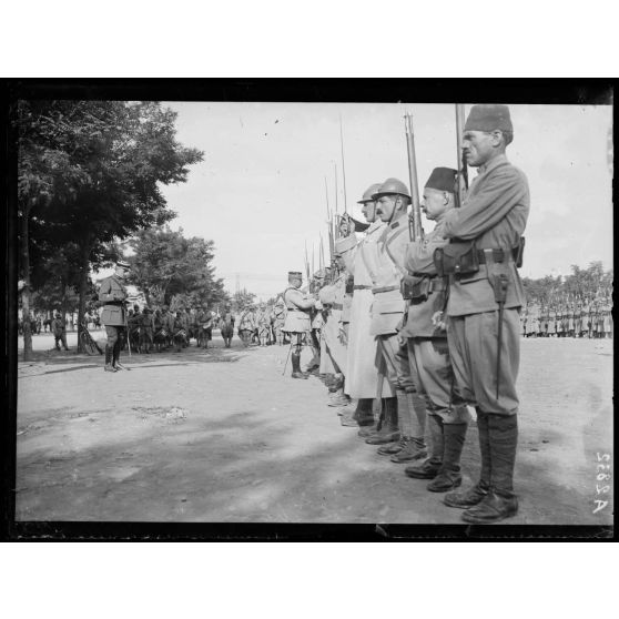 Salonique. Au Champ de Mars, remise de décorations, le Général Guillaumat remet la médaille militaire à un sous-officier (18.518). [légende d'origine]