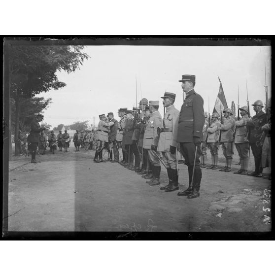 Salonique. Au Champ de Mars, remise de décorations, le Général Guillaumat donne l'accolade à un officier qu'il vient de décorer. [légende d'origine]