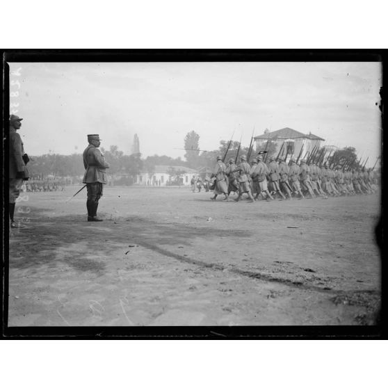 Salonique. Au Champ de Mars, remise de décorations, les troupes défilent devant le Général Guillaumat. [légende d'origine]