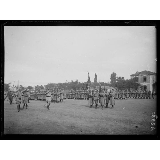 Salonique. Au Champ de Mars, remise de décorations, le Général Guillaumat salue un drapeau. [légende d'origine]