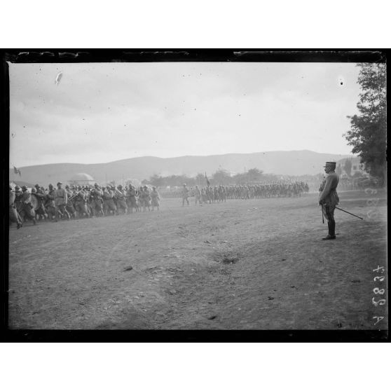 Salonique. Au Champ de Mars, remise de décorations, les troupes défilent devant le Général Guillaumat. [légende d'origine]