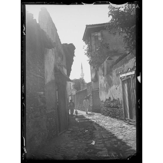 Salonique. Une rue du quartier turc (1.6.18). [légende d'origine]