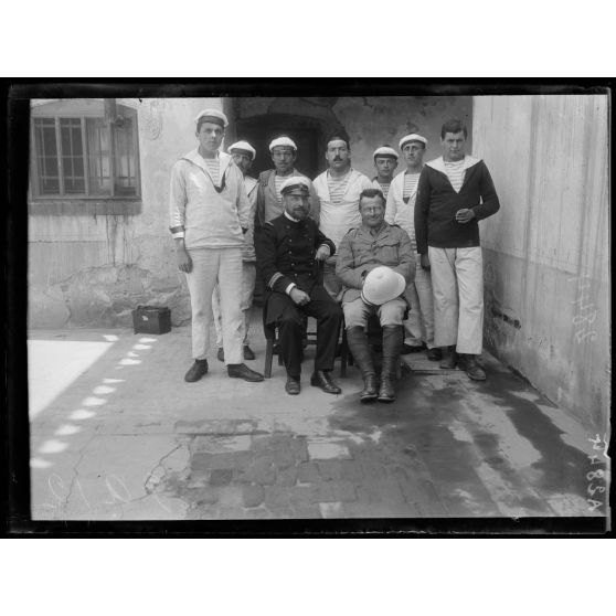 Salonique. Officiers et matelots de la base de patrouilleurs. [légende d'origine]