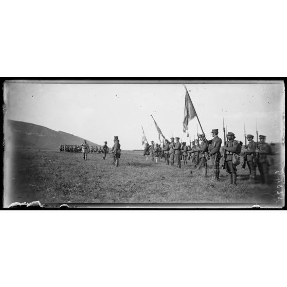 Naresch. Revue des troupes grecques, à son arrivée le Général Guillaumat salue le drapeau. [légende d'origine]