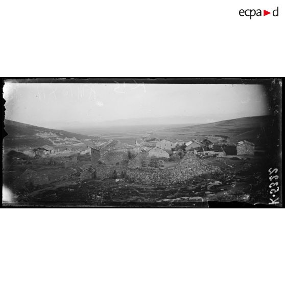 Ruines de Rostani et ravin servant de 1eres lignes. Au fond, le village d'Orizari Gren aux français. [légende d'origine]