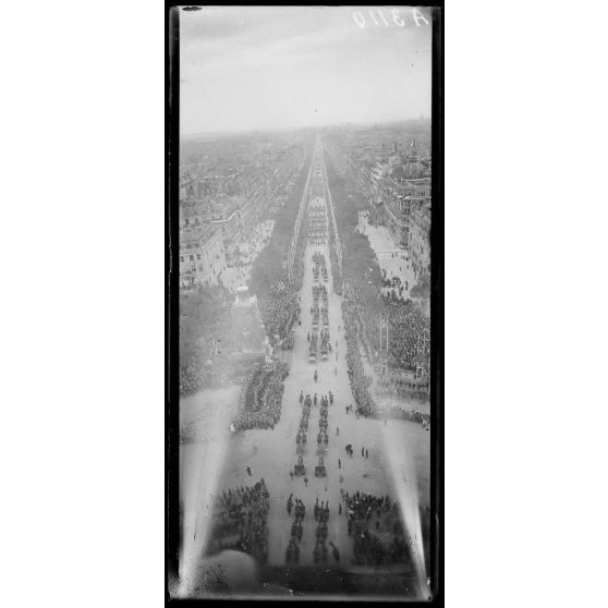 14 juillet Paris 1919. Vue du défilé prise de l'Arc de Triomphe. [légende d'origine]