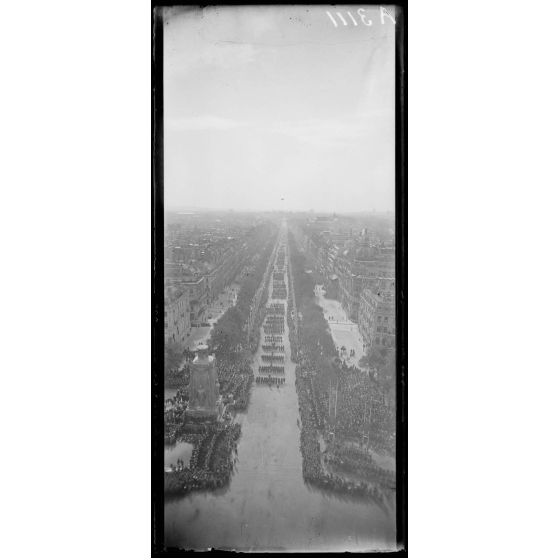 14 juillet Paris 1919. Vue du défilé prise de l'Arc de Triomphe. [légende d'origine]