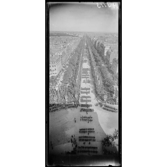 14 juillet Paris 1919. Vue du défilé prise de l'Arc de Triomphe. [légende d'origine]