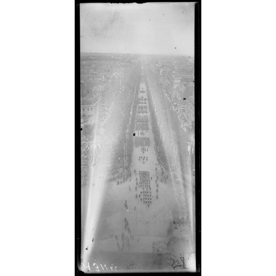 14 juillet Paris 1919. Vue du défilé prise de l'Arc de Triomphe. [légende d'origine]