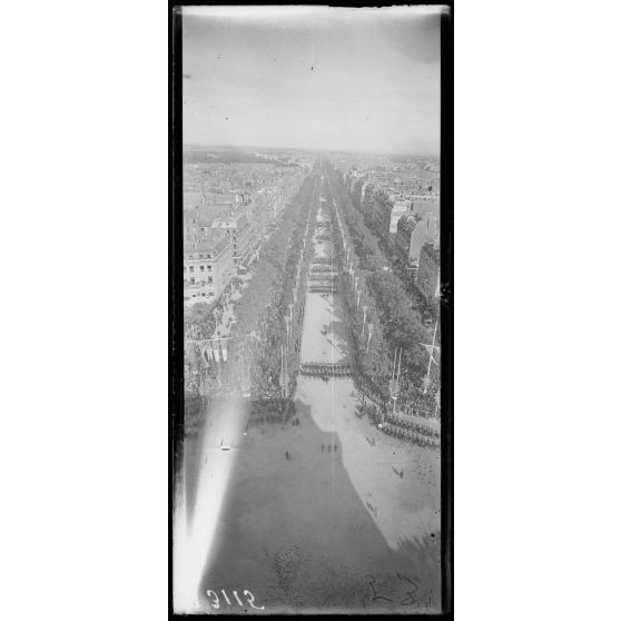 14 juillet Paris 1919. Vue du défilé prise de l'Arc de Triomphe. [légende d'origine]