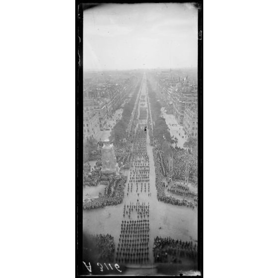 14 juillet Paris 1919. Vue du défilé prise de l'Arc de Triomphe. [légende d'origine]