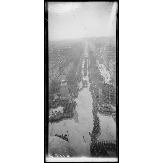 14 juillet Paris 1919. Vue du défilé prise de l'Arc de Triomphe. [légende d'origine]