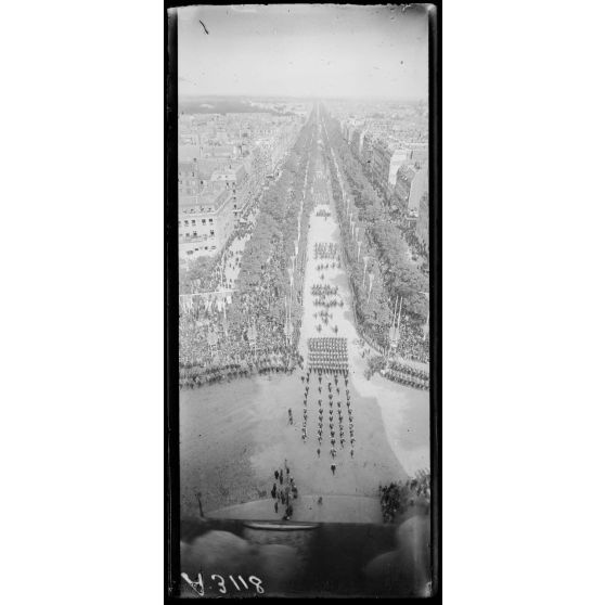 14 juillet Paris 1919. Vue du défilé prise de l'Arc de Triomphe. [légende d'origine]